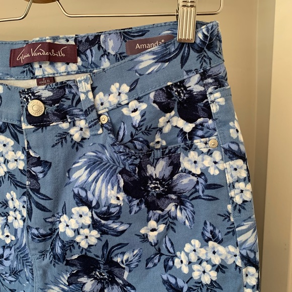 174.) CLEAR OUT Gloria Vanderbilt / Blue Floral  / Denim / Capris - Picture 7 of 8